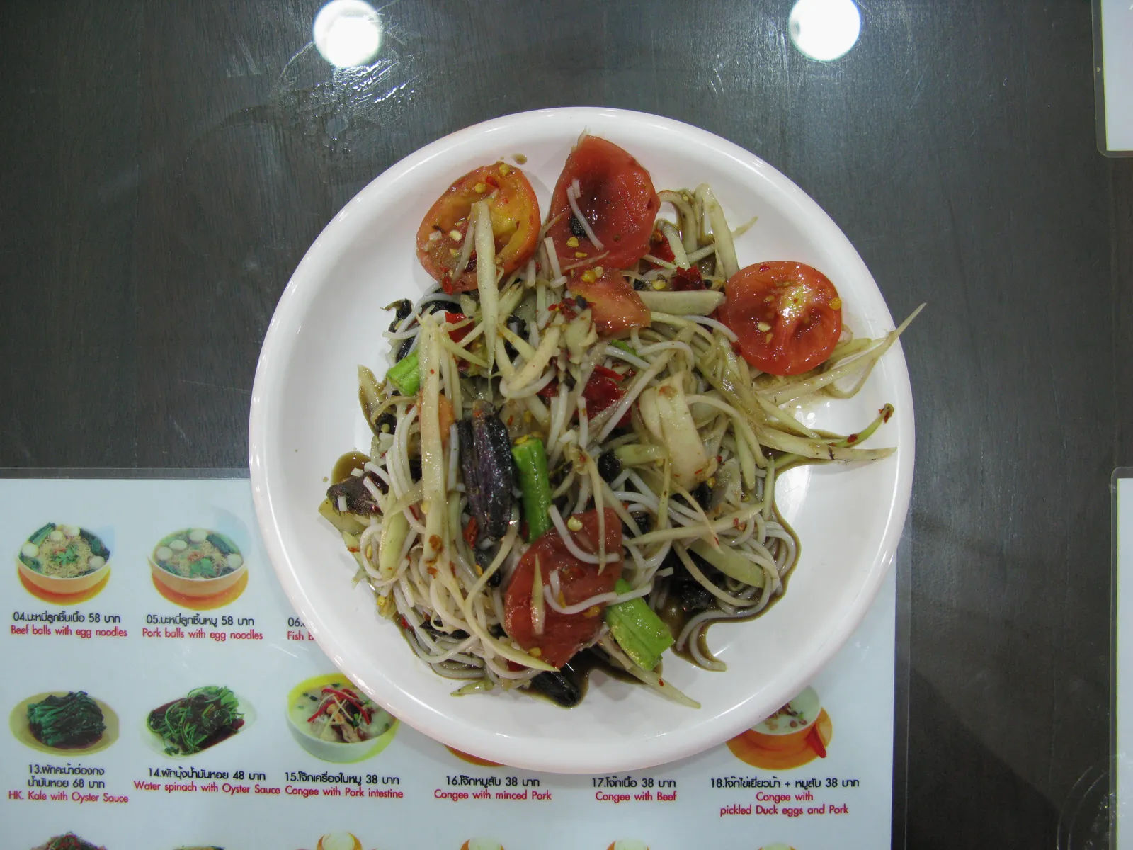 Đĩa som tam, gỏi đu đủ xanh giã trong cối kiểu Thái