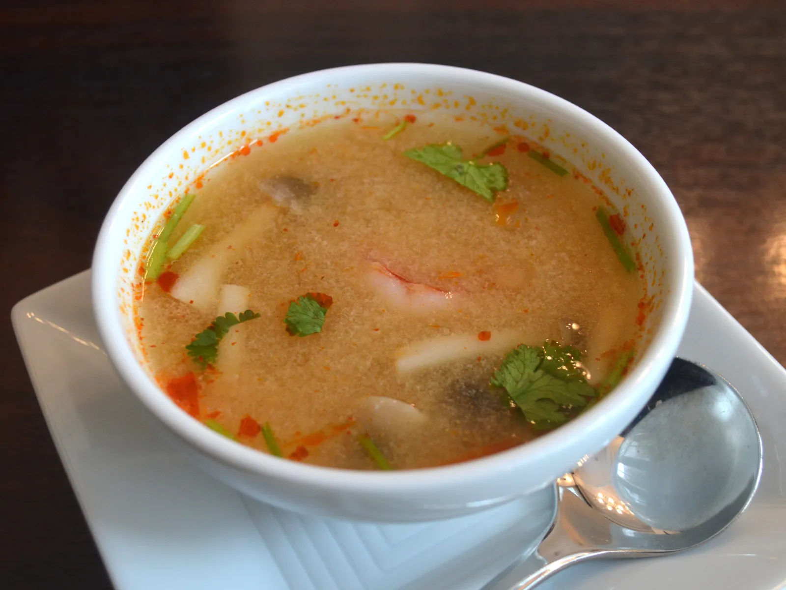 Tô tom yum goong, món canh chua cay đặc trưng của bếp Thái
