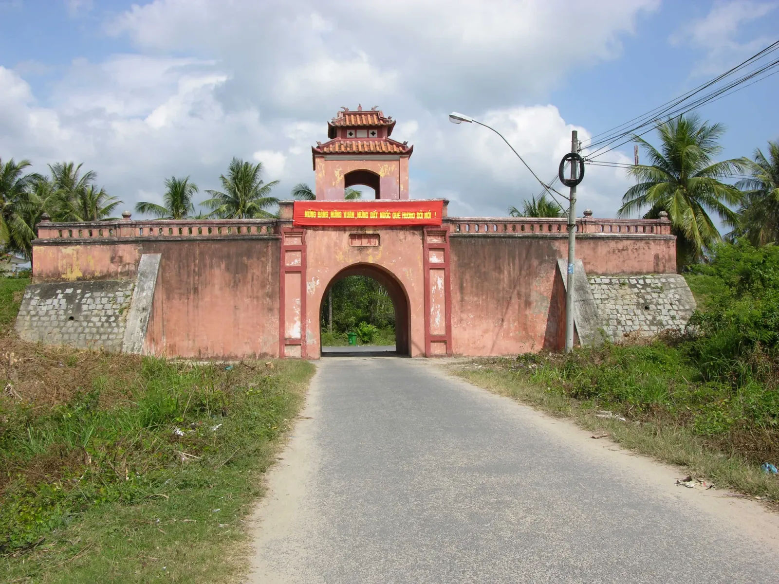 Một cổng thành Diên Khánh với con đường chạy xuyên qua