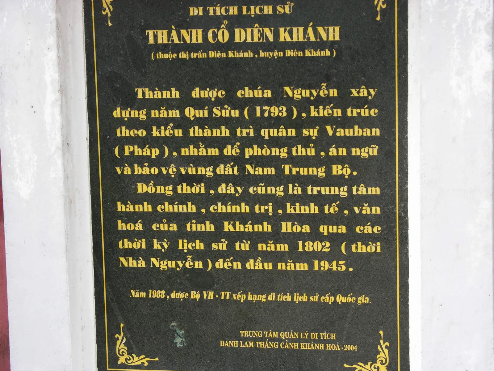 Bia di tích ghi thành Diên Khánh xây năm Quý Sửu 1793, kiến trúc Vauban