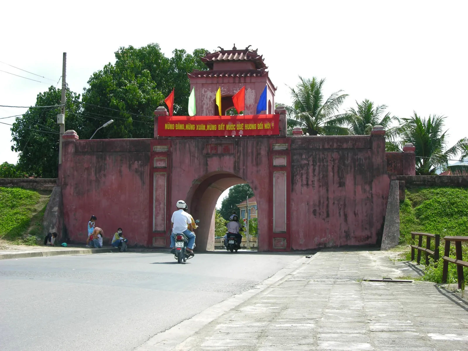 Cổng Tây thành cổ Diên Khánh nhìn từ ngoài đường