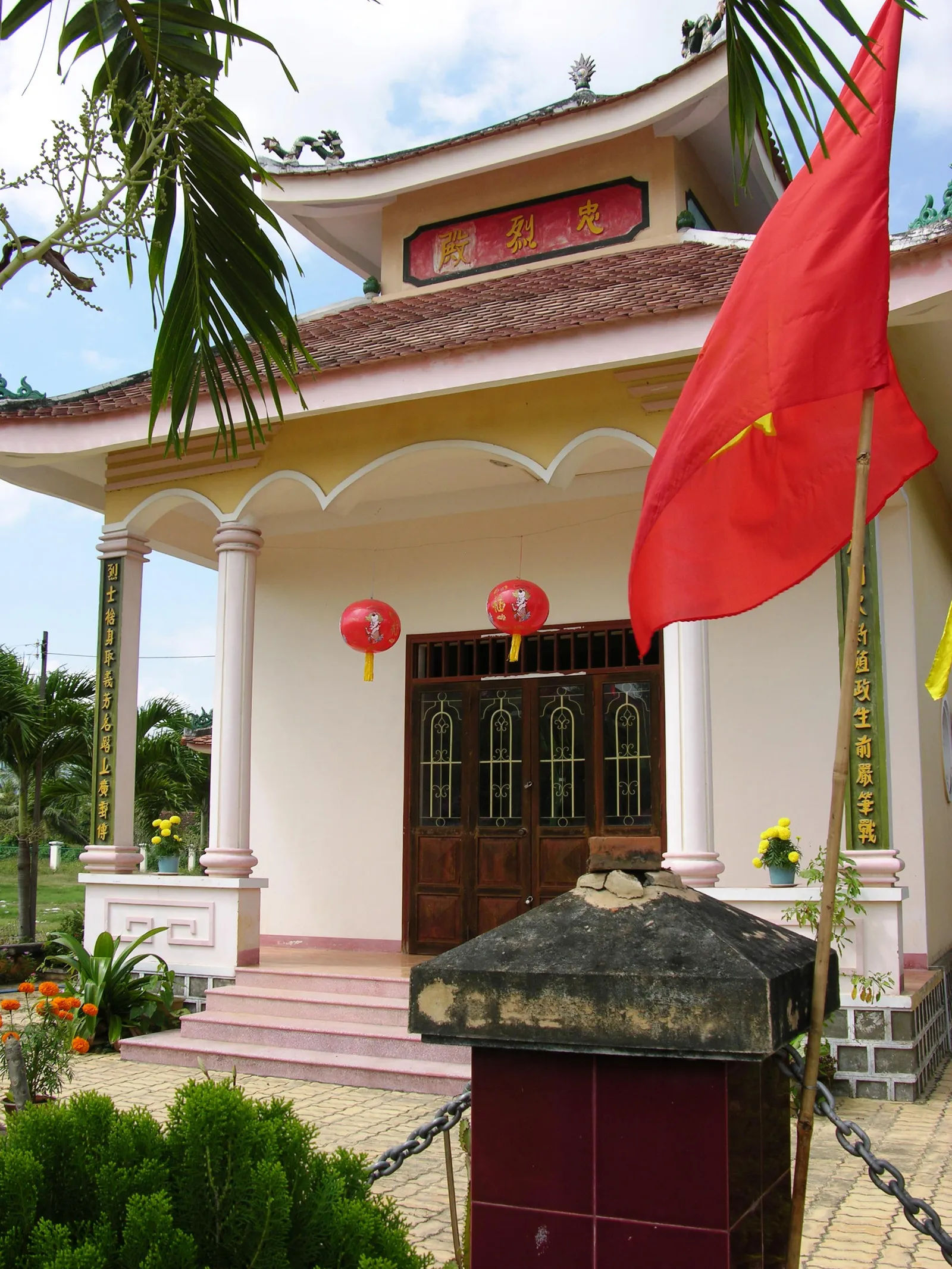 Mặt trước đền thờ Trần Quý Cáp với bức hoành “Trung Liệt Điện”