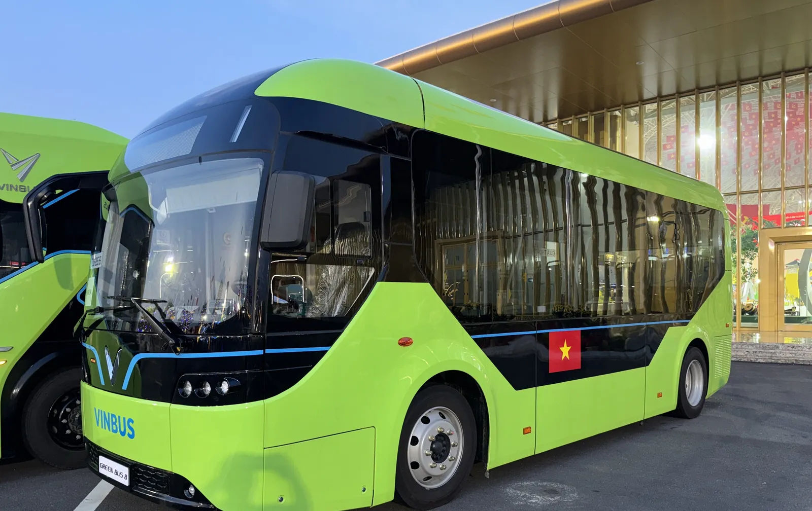 Xe buýt điện VinFast màu xanh lá trong bộ nhận diện VinBus