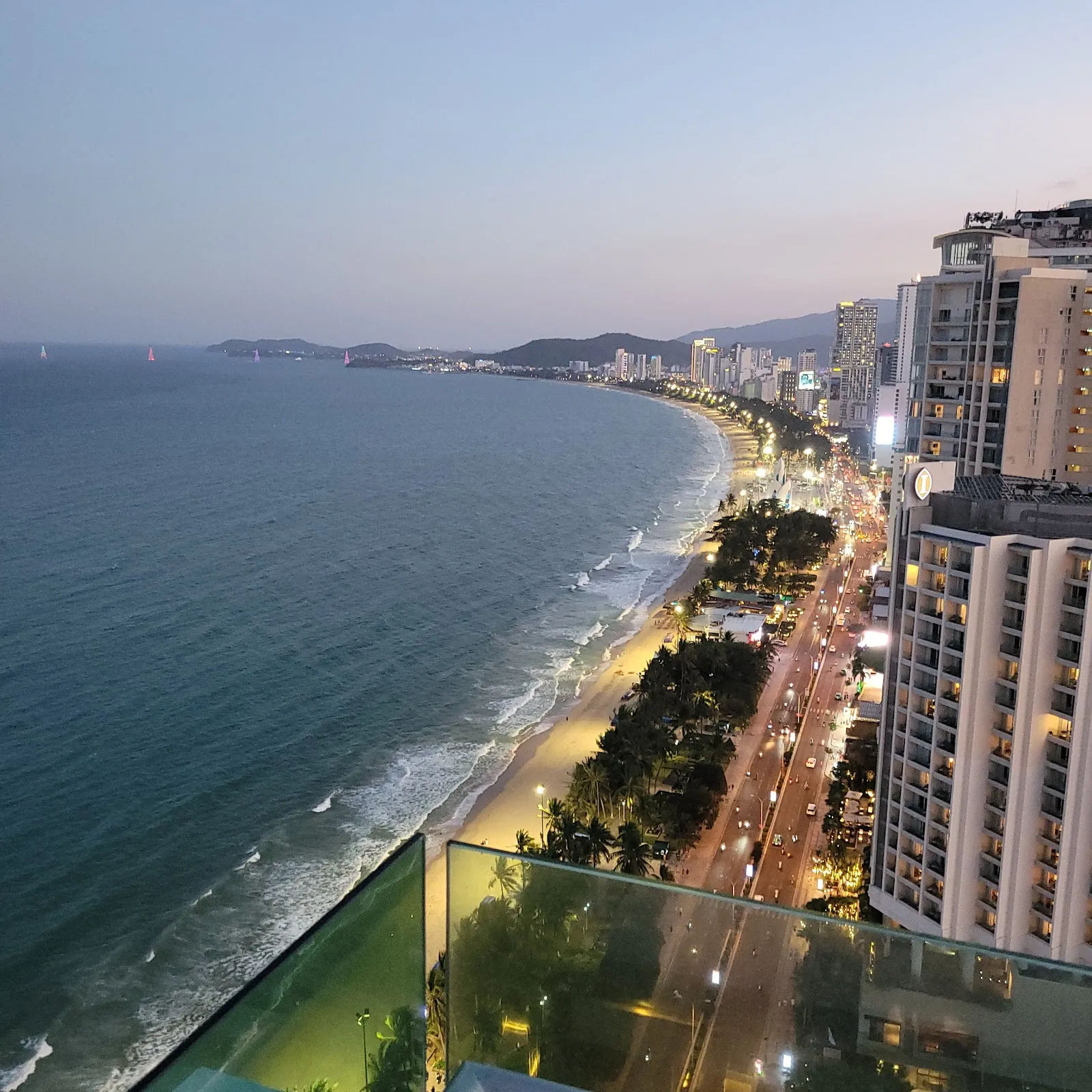 Altitude Rooftop Bar — ảnh tham khảo 2