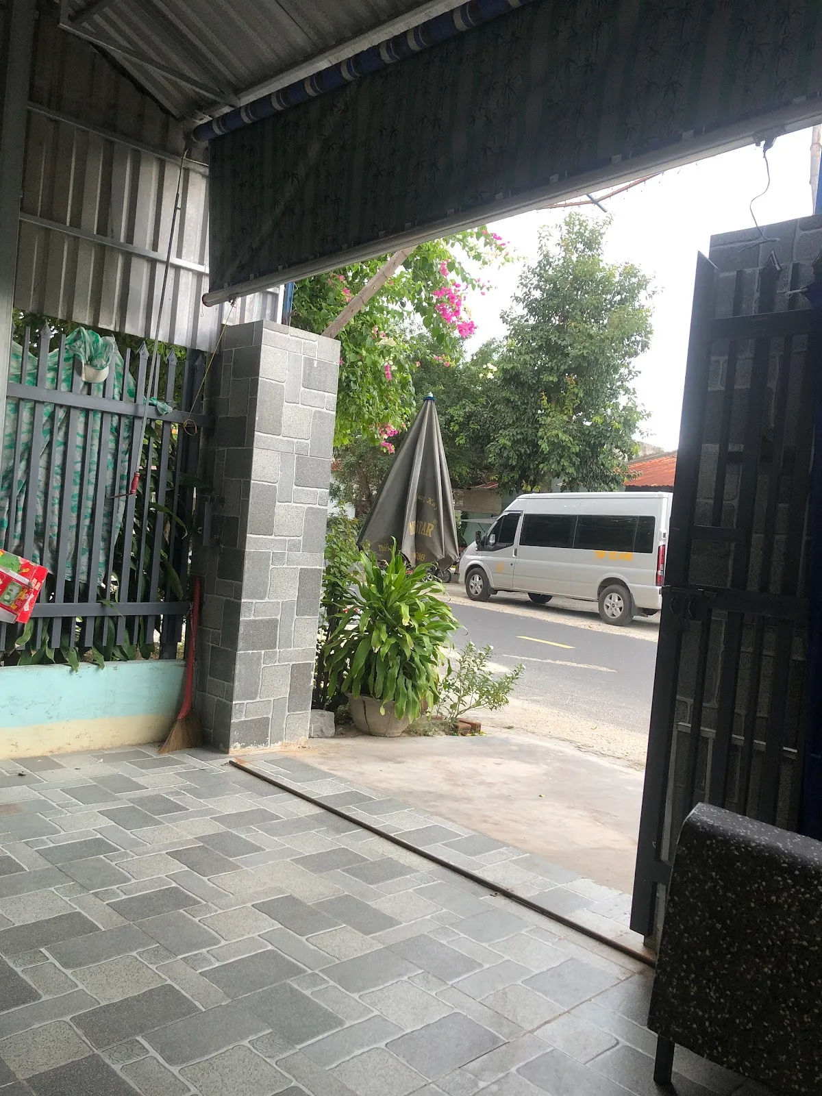 Xe du lịch 16 chỗ — ảnh tham khảo 3