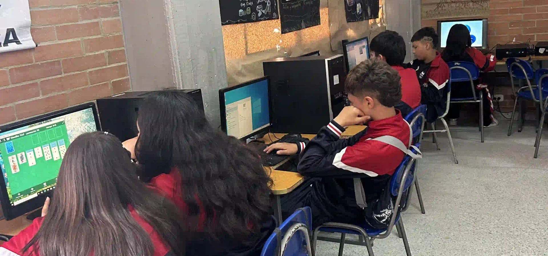12 Computadores que Encendieron el Futuro en el Colegio Manuela Beltrán de Soacha