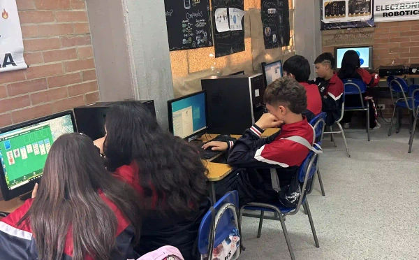 12 Computadores que Encendieron el Futuro en el Colegio Manuela Beltrán de Soacha - Reciclando Unidos
