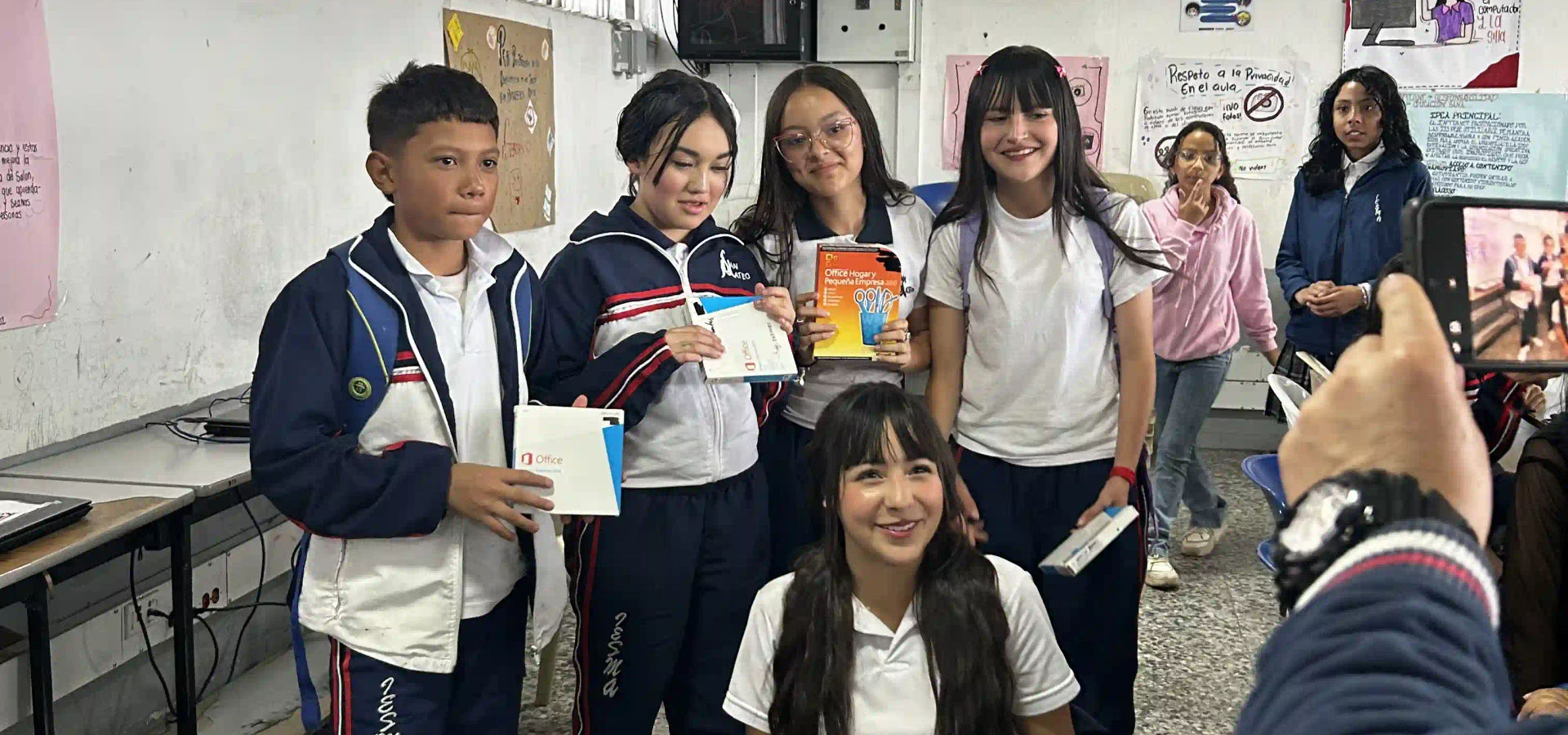 DONAMOS 8 COMPUTADORES AL COLEGIO SAN MATEO EN SOACHA — Y ESTO ES LO QUE LOGRAMOS JUNTOS