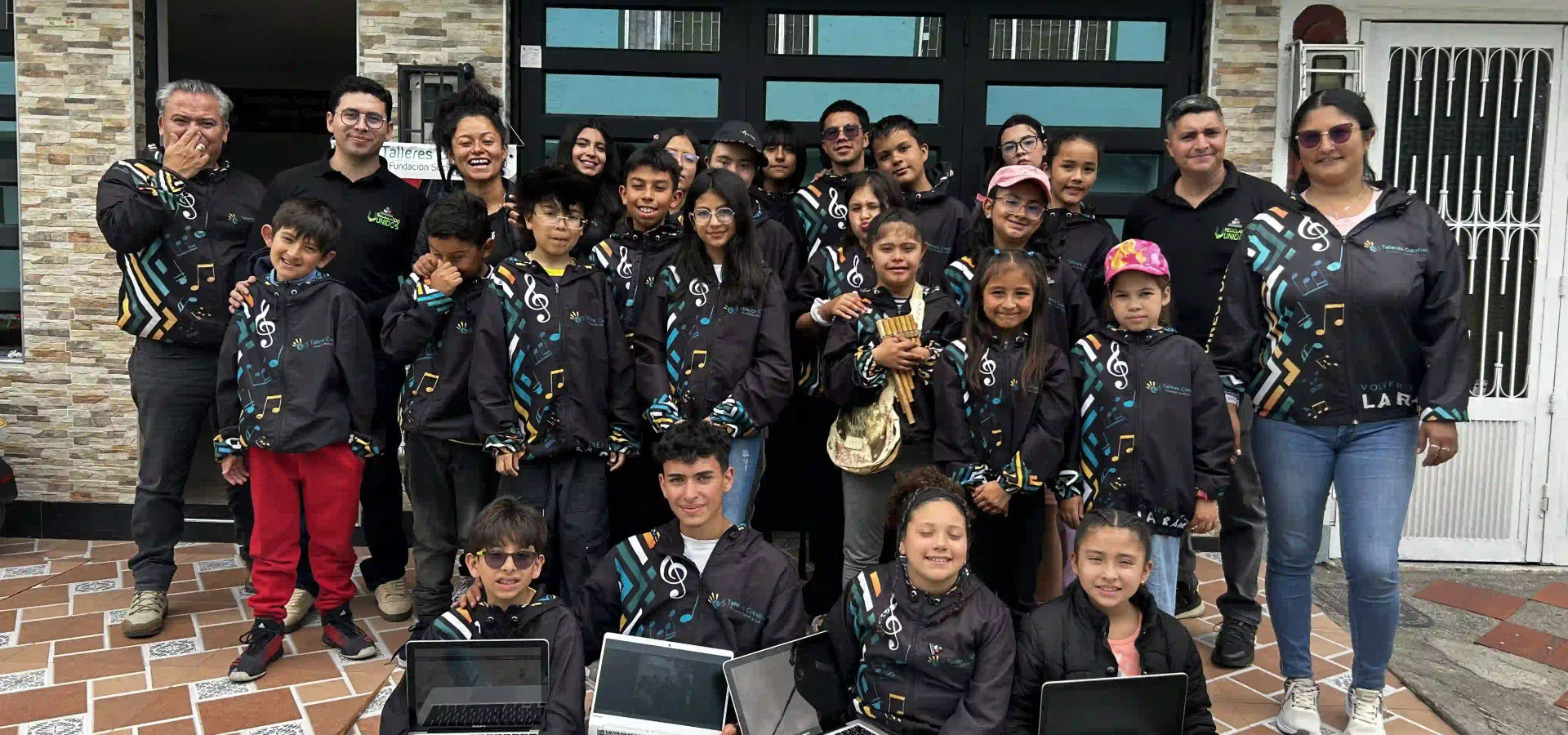 Donar computadores para la educación: 5 portátiles que encendieron la curiosidad de los niños en Bogotá