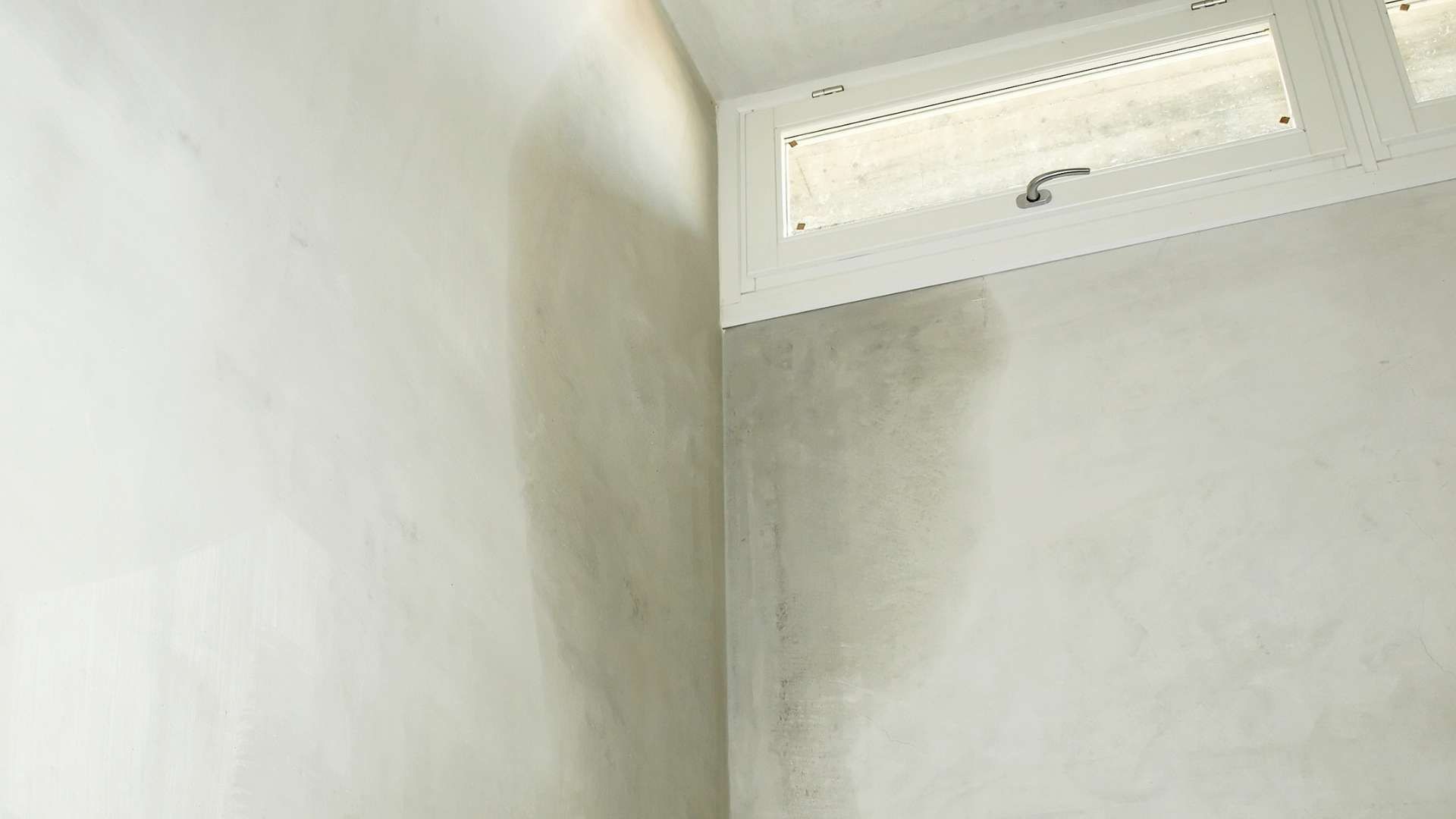 Mold Smell After Water Damage Cleanup In House in Amherst, NH