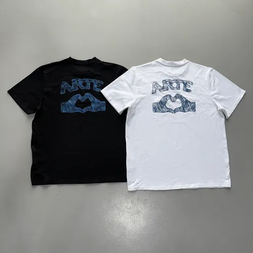 Arte Antwerp Diels Scribble Heart-hands T-shirt