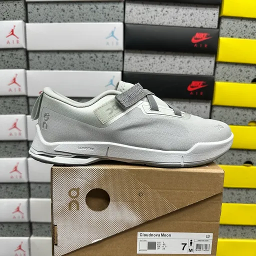On Cloudnova Moon Grey