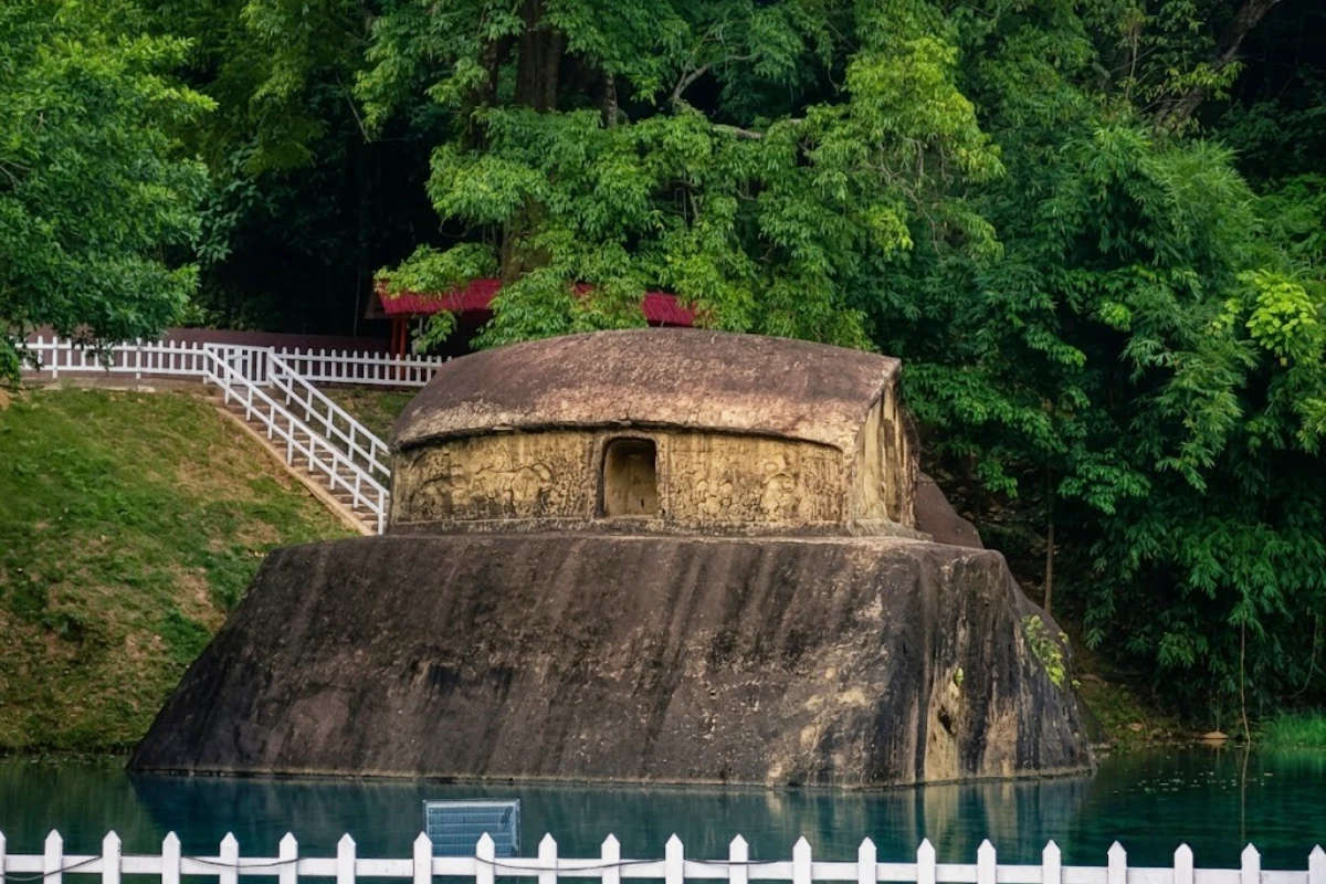 Maibang Stone House 