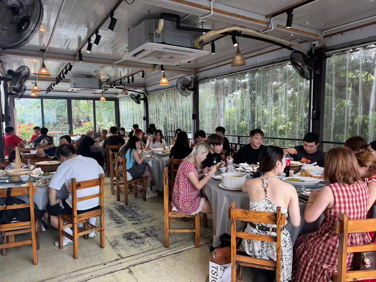 斗門家庭聚餐圓桌用餐場景示意
