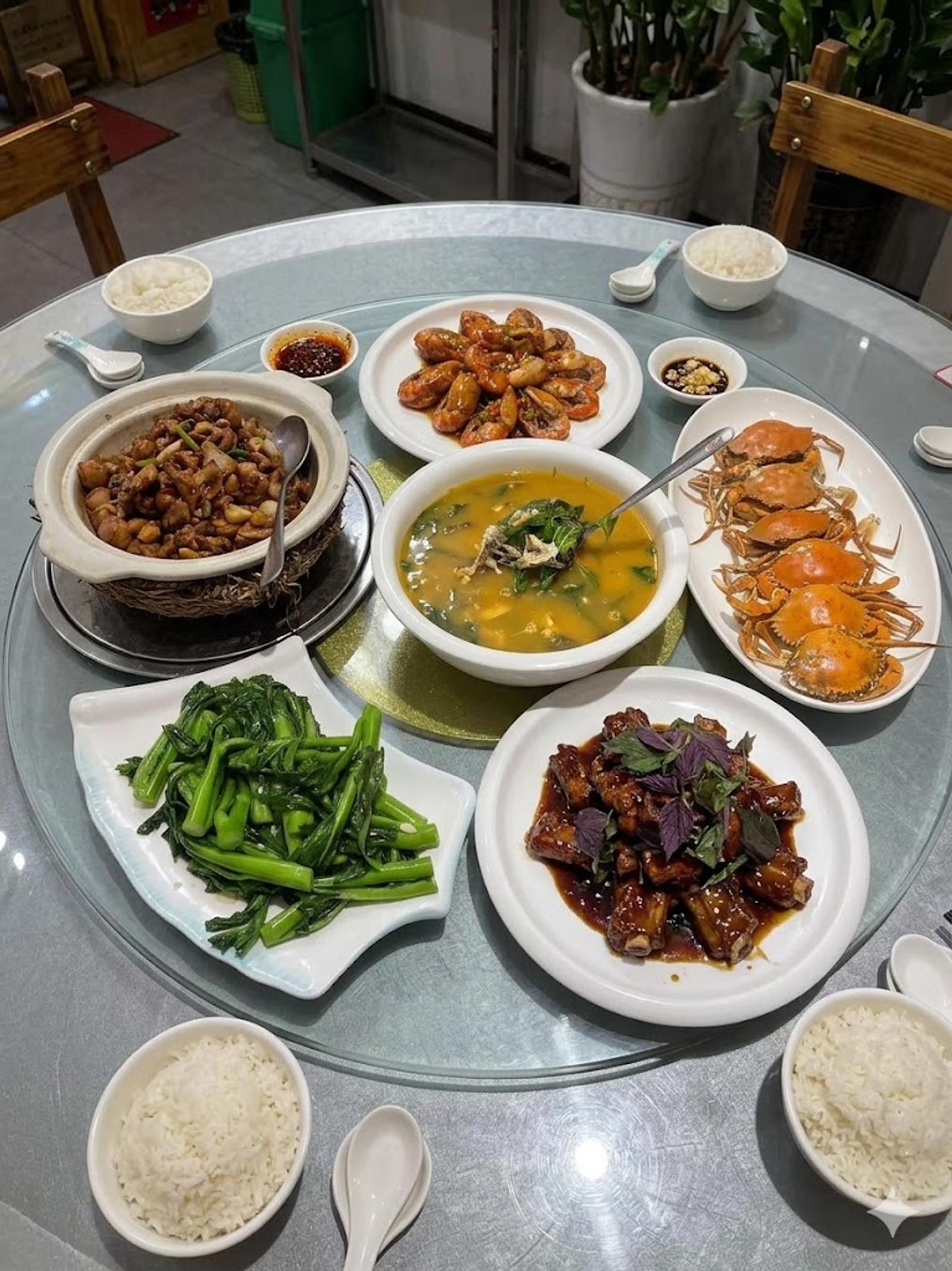 帶長輩去二娘土雞時，招牌雞加海鮮與湯水是較穩妥的家庭聚餐搭配