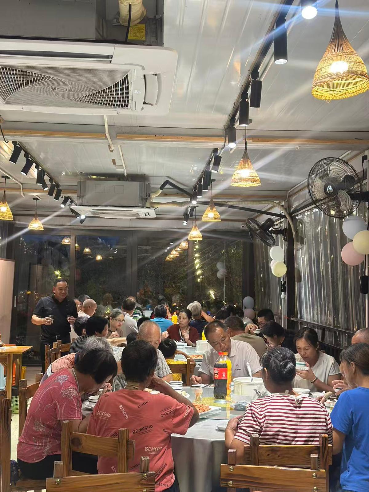 二娘土雞家庭聚餐圓桌用餐場景示意