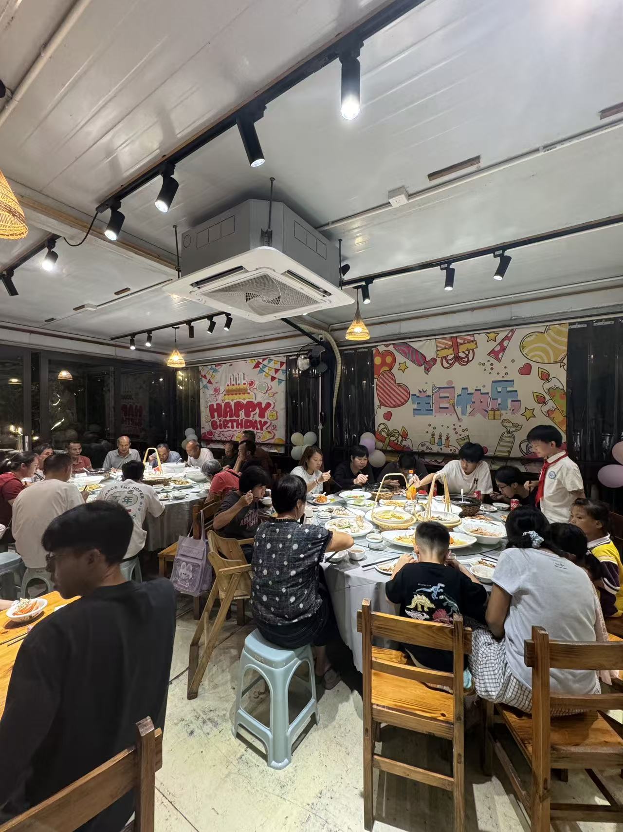二娘土雞包廂感與節日聚餐座位安排示意