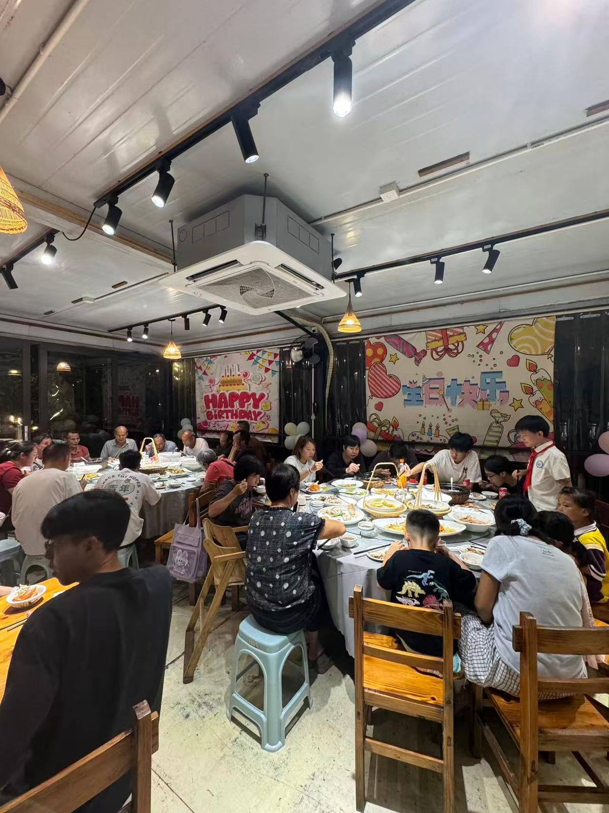 二娘土雞包廂感與節日聚餐座位安排示意