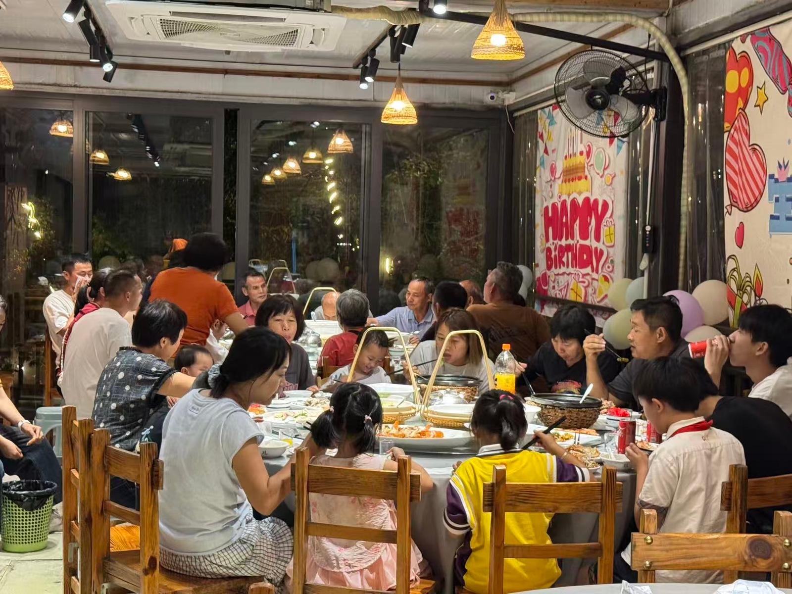 二娘土雞招牌雞與節日聚餐菜式示意
