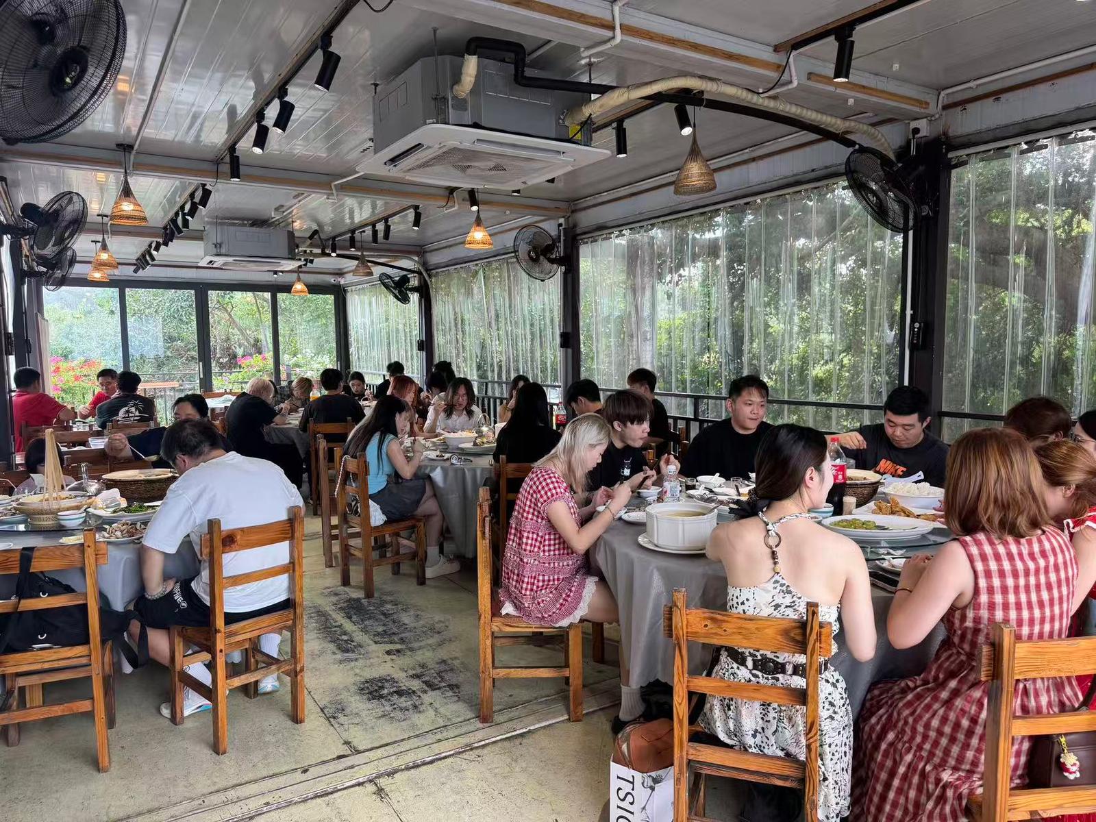二娘土雞午市家庭聚餐場景示意
