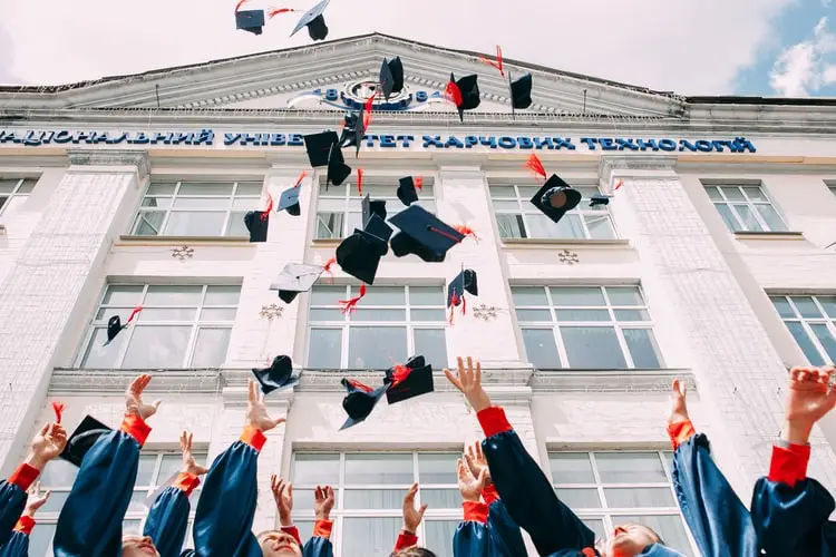 Vì sao bằng cấp lại quan trọng? Vai trò của bằng cấp trong thị trường lao động