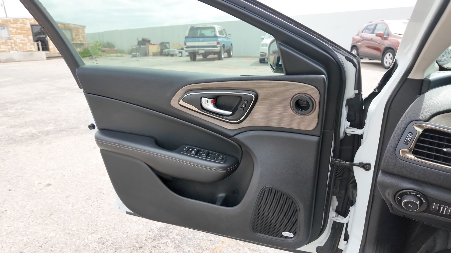 2015 Chrysler 200 C in White - Photo 33