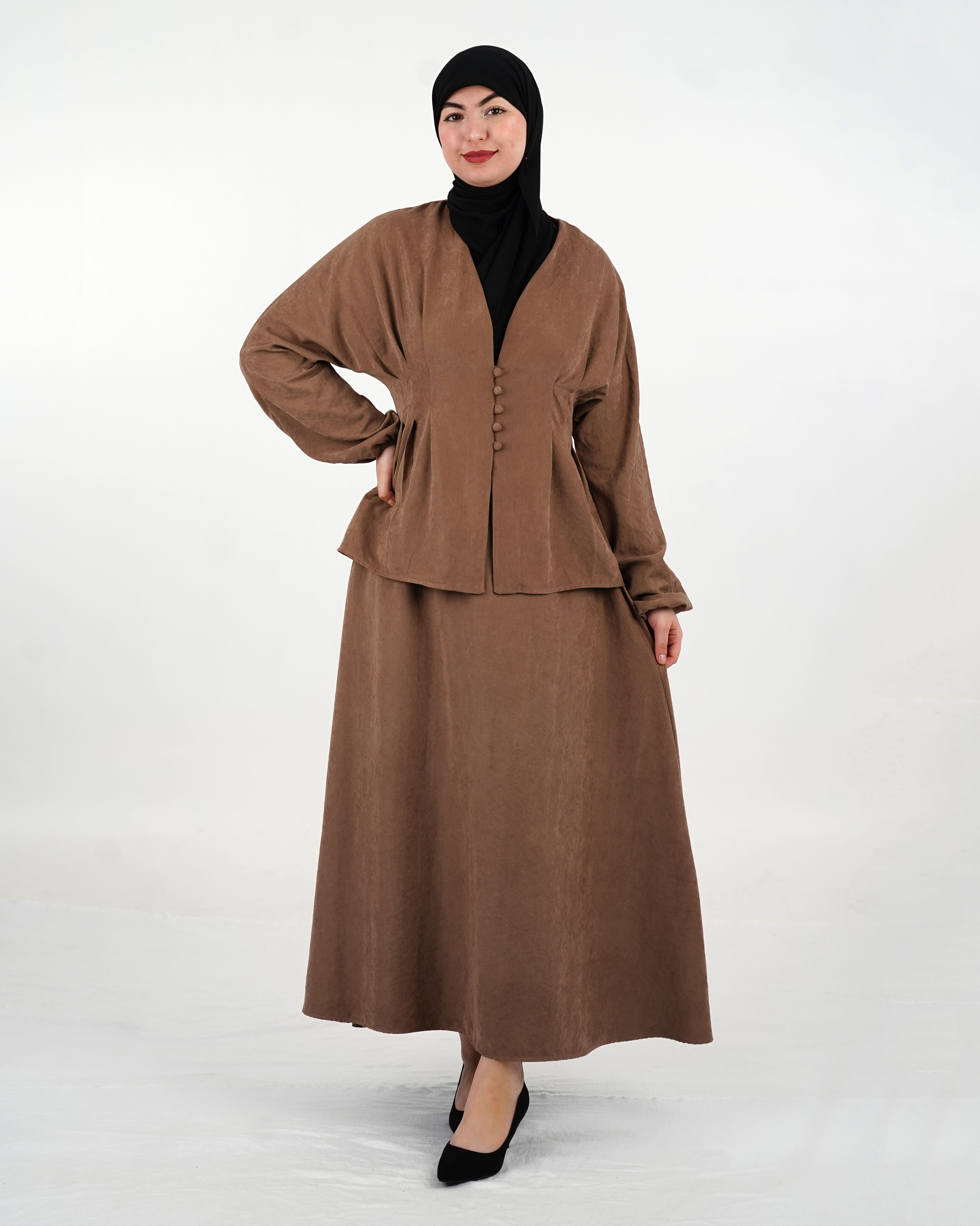 طقم نسائي جاكيت وتنورة طويلة بقماش كوبرا