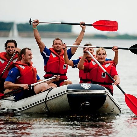 Gummibådsregatta - kapsejlads og samarbejde