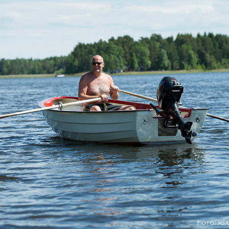 Hyr båt för fiske eller en tur på sjön