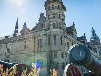 Bag slottets låste døre