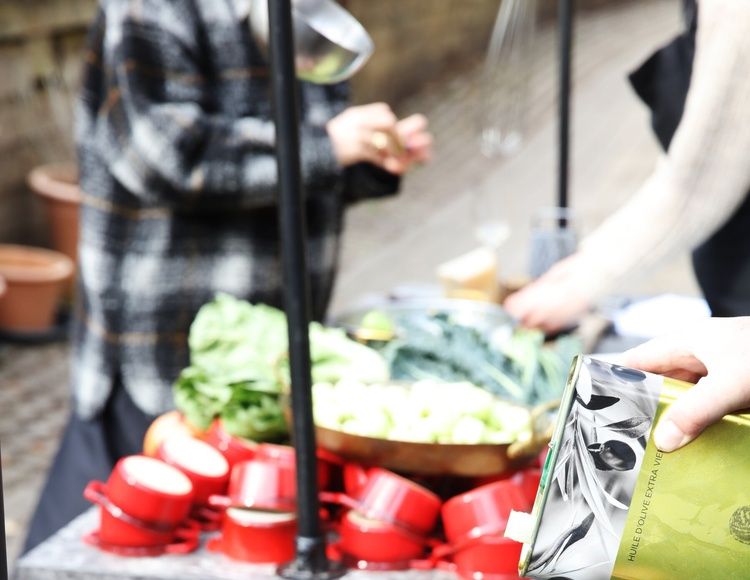 Duften af maden over bål er desværre ikke med på fotoet