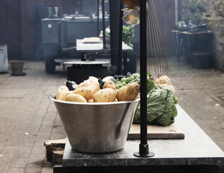 Maden bliver tilberedt på et feltkøkken fra 50´erne