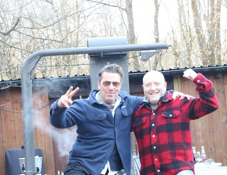 Madlavning over bål giver sammenhold.