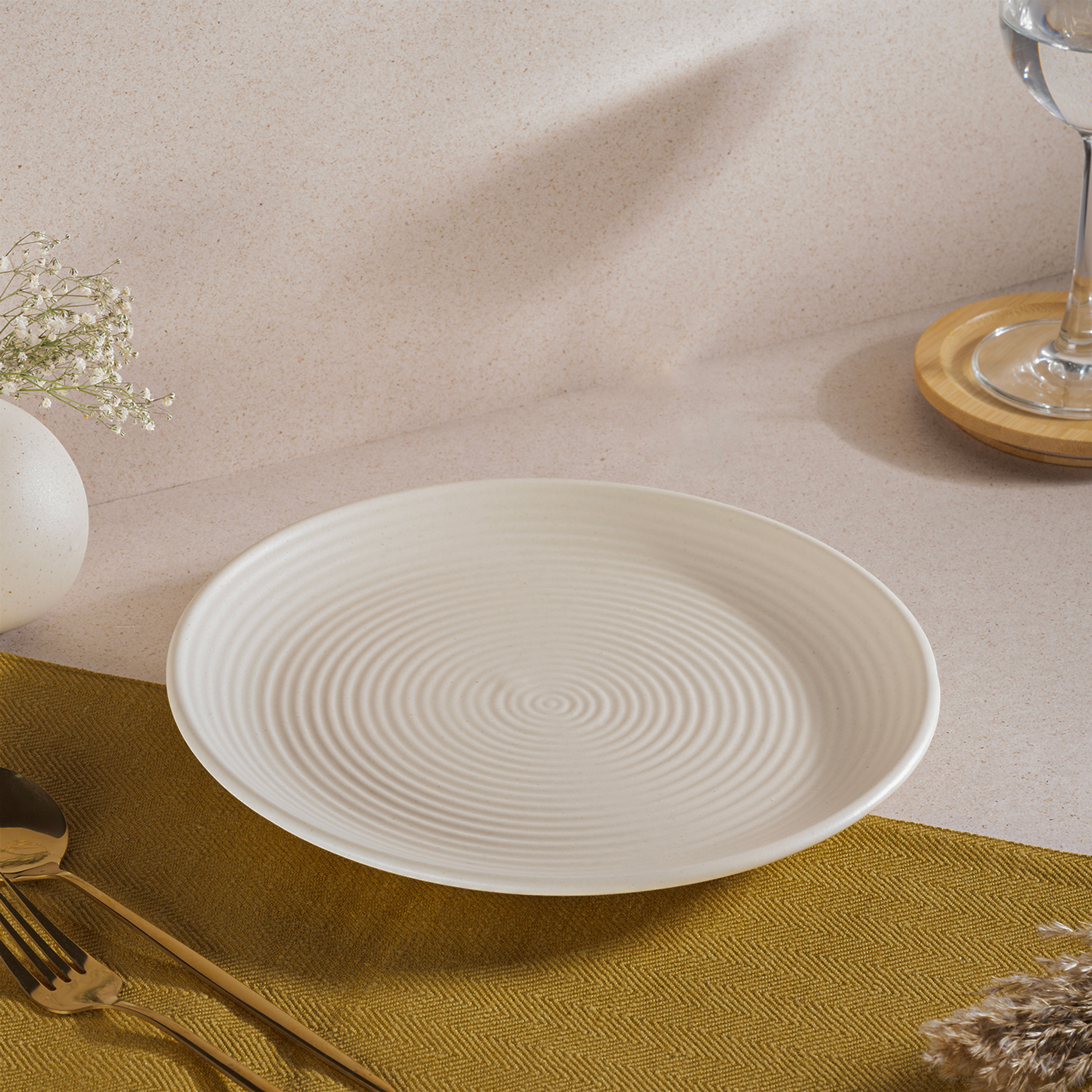 img/npl_modified_images/Plates_01/Dinner+Plates/WDPUPBTSWS4CRMMT/WDPUPBTSWS4CRMMT_LS_3.jpg