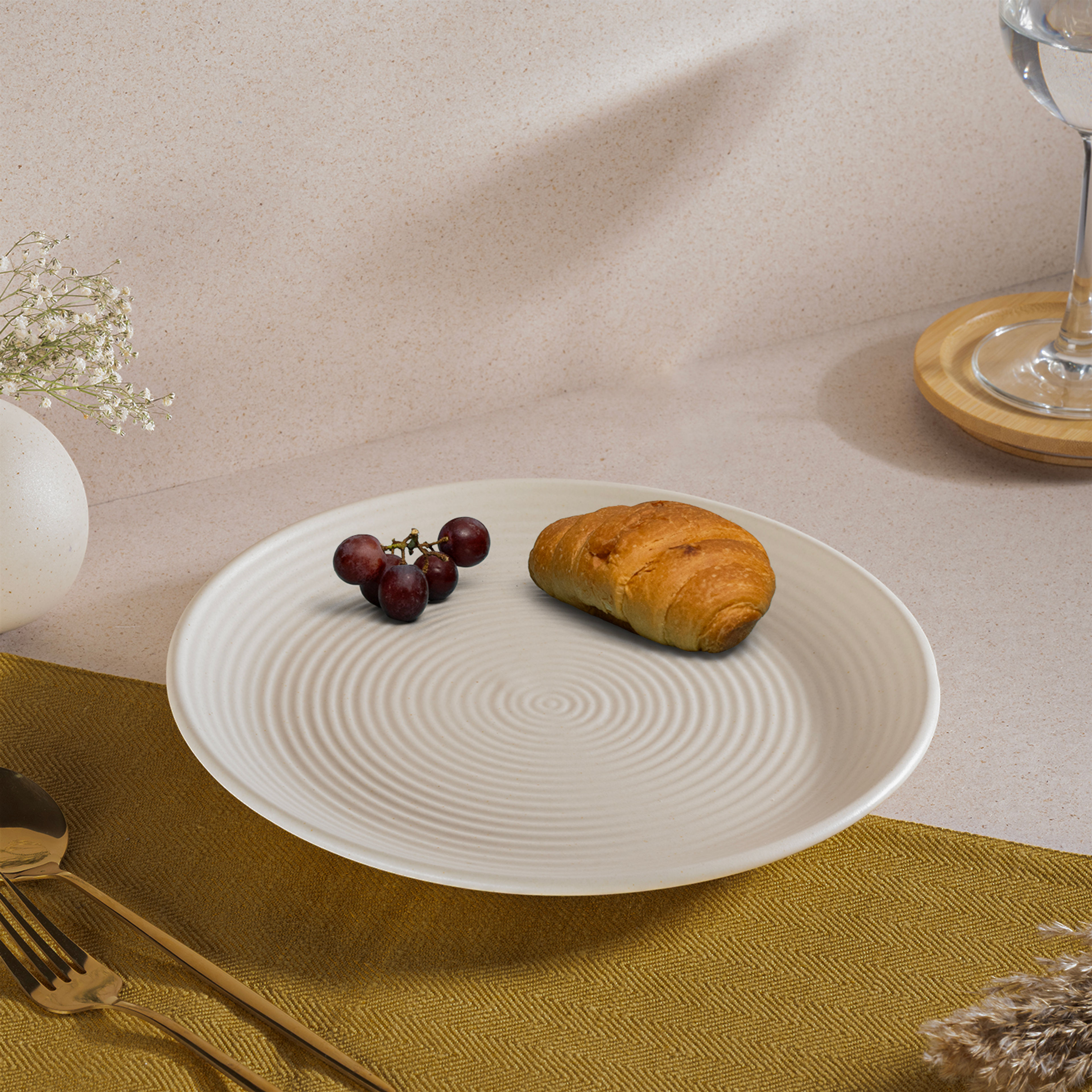 img/npl_modified_images/Plates_01/Dinner+Plates/WDPUPBTSWS4CRMMT/WDPUPBTSWS4CRMMT_LS_4.jpg