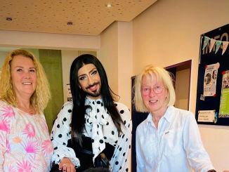Conchita 4711 sammelt 3.333 Euro für krebskranke Kinder in Köln