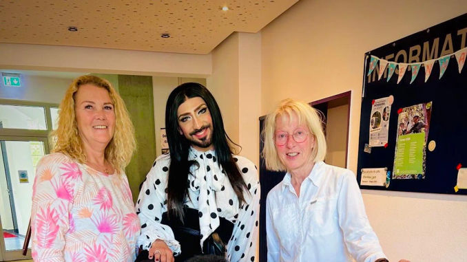Conchita 4711 sammelt 3.333 Euro für krebskranke Kinder in Köln