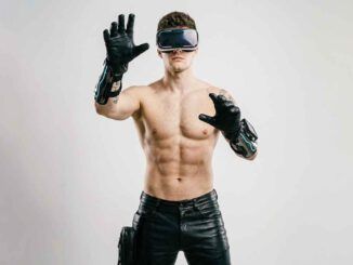 Junger Mann mit Cyber Gear
