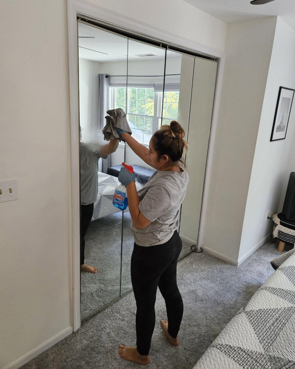 Streak-free mirror cleaning