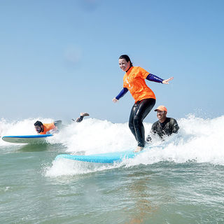 learn surfing with a course in cadiz