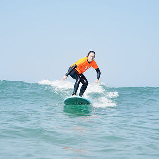 Surftraining mit den Wellen von Cádiz