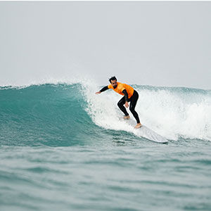 Intermediate surf lessons in El Palmar