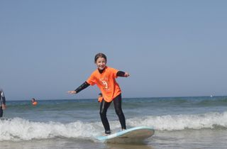 escuela especializada en cursos de surf para niños 