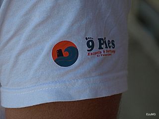 Logo de 9pies en la camiseta