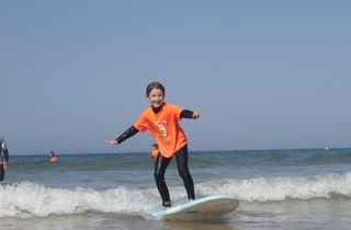 escuela especializada en cursos de surf para niños 