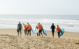 Clase de surf para grupos en el Palmar, Cadiz