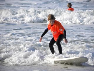 Clases de surf en invierno para niños