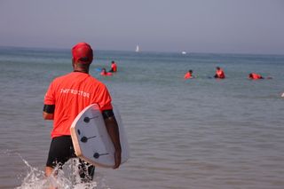 Instructor de surf visto desde atrás