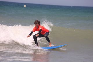 Charlie surfeando