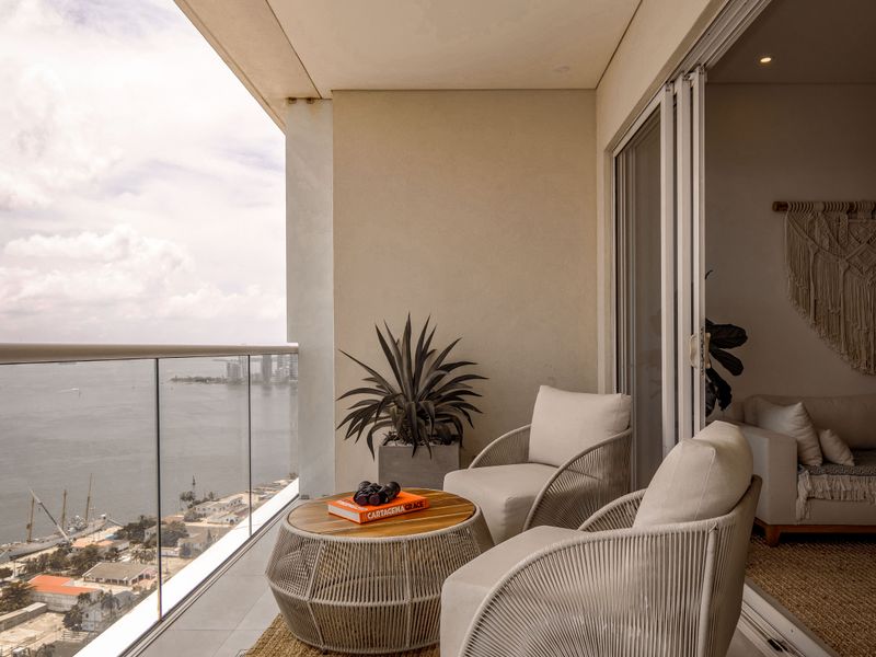 Apartma z balkonom in pogledom na morje — virtualni ogled sobe